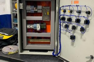 Montagem de painéis elétricos